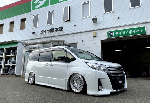 タイヤ館本荘 TOYOTA NOAH GranSeeker CCX