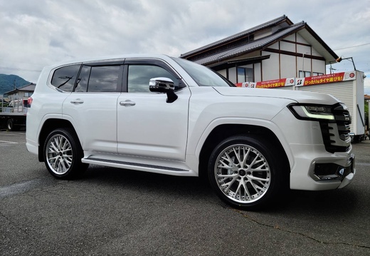 ミスタータイヤマン飯田 TOYOTA LAND CRUISER LS VAJRA SUV