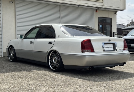 ROYAL VINTAGE TOYOTA CROWN MAJESTA EMITZ