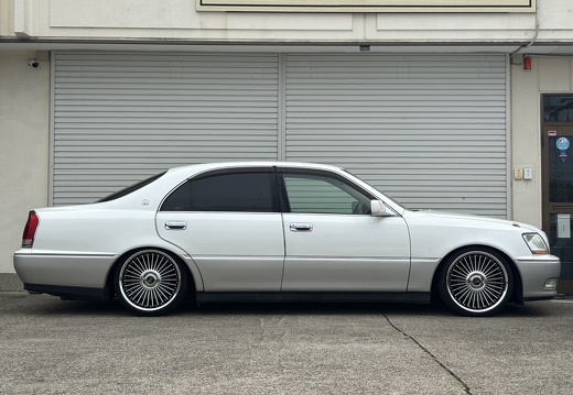 ROYAL VINTAGE TOYOTA CROWN MAJESTA EMITZ